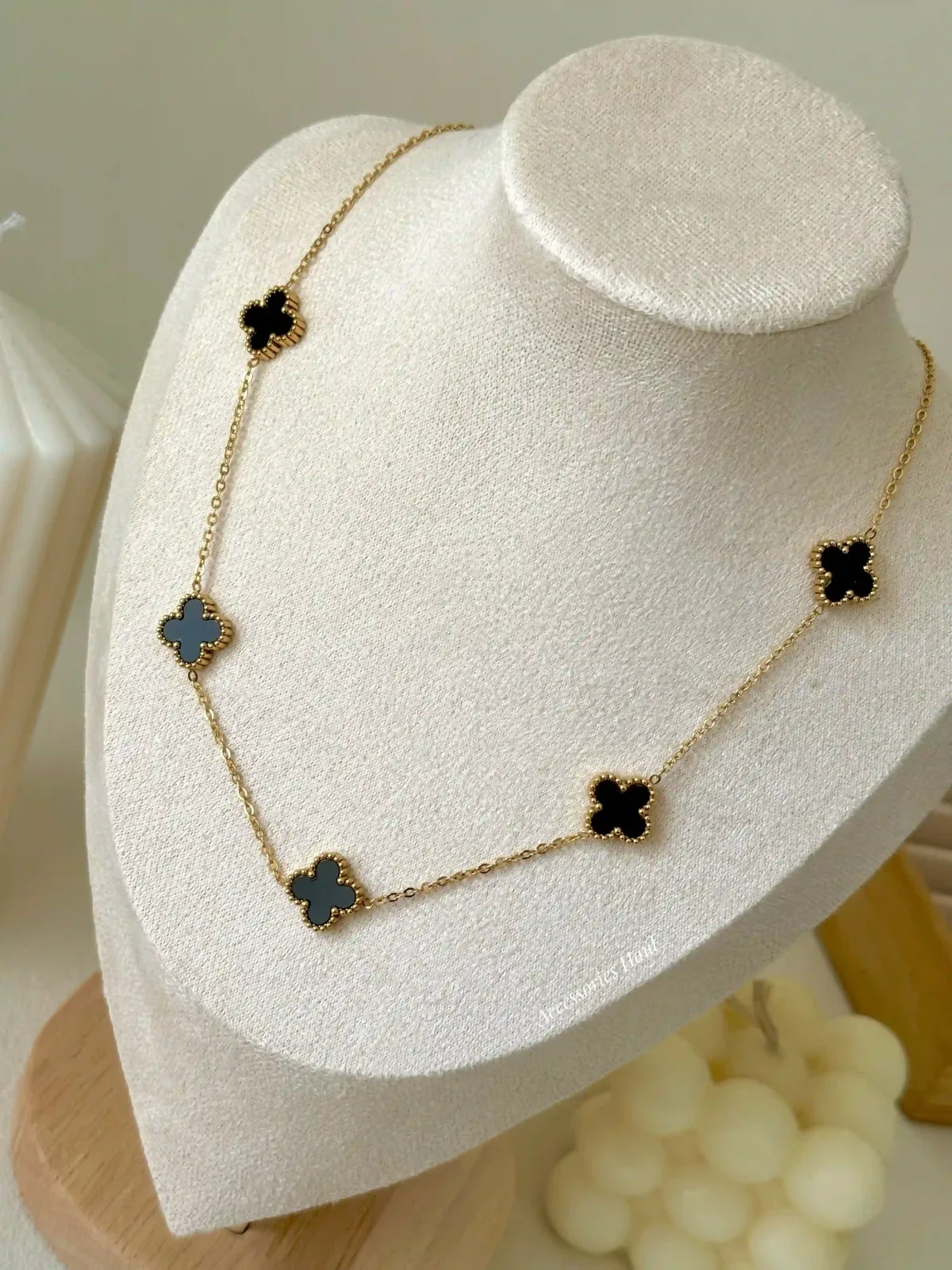 Clover Necklace 01